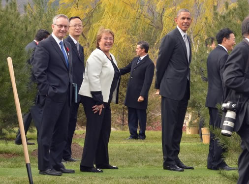 Bachelet bromea con Obama durante plantación de árboles en China