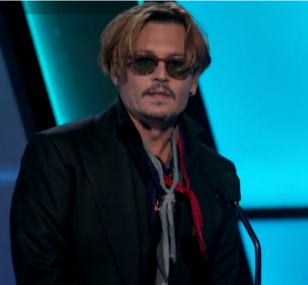 ¿Johnny Depp ebrio? Mira el estado del actor en entrega de premios