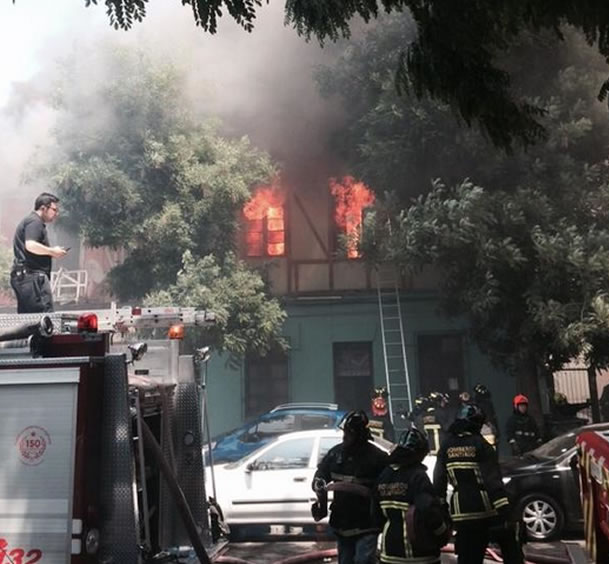 Voraz incendio consume 12 casas en Santiago y deja anciano desaparecido