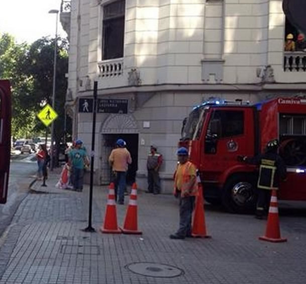 Trabajador resulta lesionado tras caer a pozo en Santiago Centro