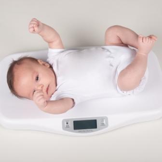 Balanza digital ayuda a controlar el peso de los bebés sin salir de casa